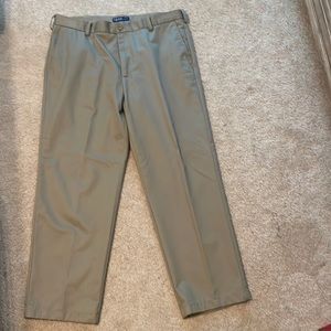 Izod men’s khaki pants